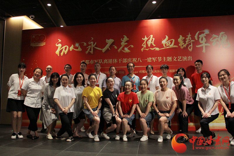 【蘭大新聞學(xué)子重走西北角】不變的軍旅情，不滅的舞臺夢——記原成都軍區(qū)政治部戰(zhàn)旗文工團(tuán)國家一級演員楊思遠(yuǎn)