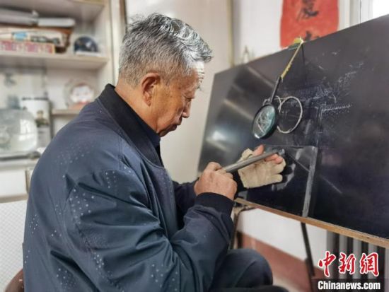 圖為陶世清在創(chuàng)作中?！钅?攝