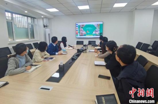 圖為甘肅教育出版社《寫給青少年的敦煌故事》叢書項目組，探討圖書封面設計?！￠Z姣 攝