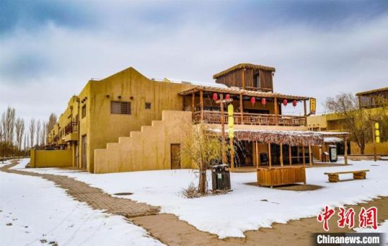 雪落敦煌月牙泉小鎮(zhèn)?！⊥醣筱y 攝