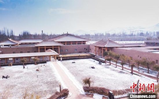圖為雪落大漠古堡——敦煌山莊。　王斌銀 攝