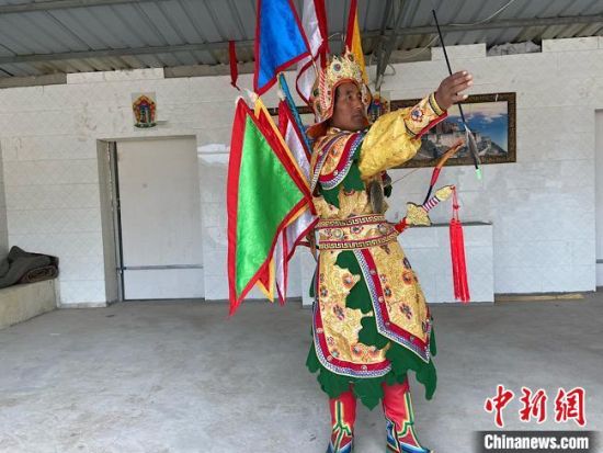 圖為完代才讓在外木村戲臺出演?！∷巫雨?攝