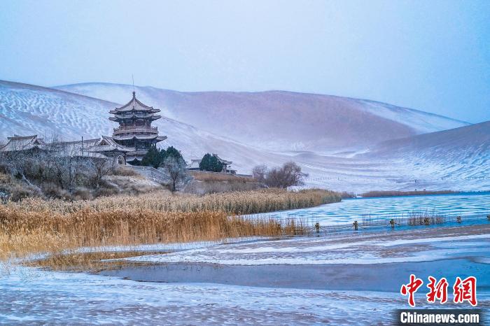2021年11月28日，雪落鳴沙山月牙泉景區(qū)。　王斌銀 攝