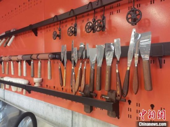 圖為徐晉林制作雕版敦煌壁畫(huà)所用工具?！￠Z姣 攝