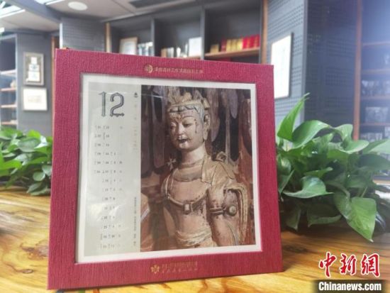 圖為徐晉林制作的敦煌題材的手工書(shū)《走進(jìn)沙漠敦煌——莫高窟與藏書(shū)票藝術(shù)》，深受讀者喜愛(ài)?！￠Z姣 攝