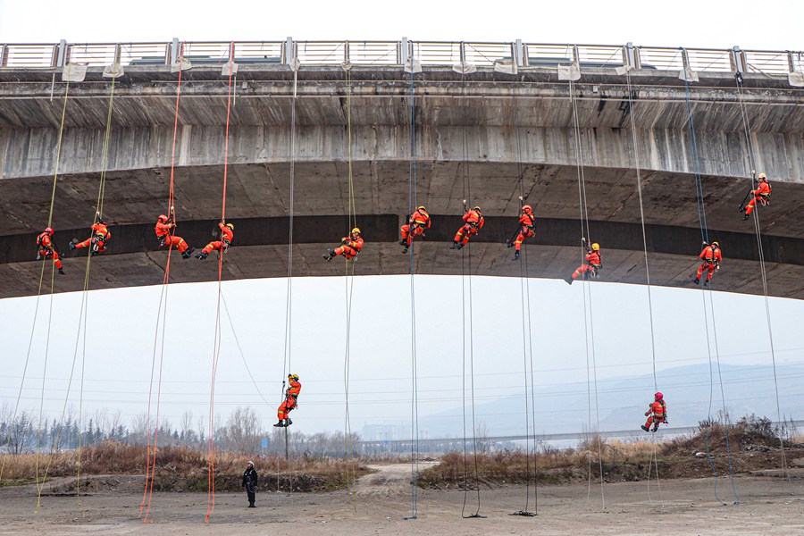 硬核！甘肅天水森林消防員百米高空練技能