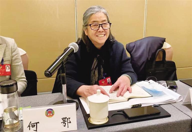 【委員風(fēng)采】“明星委員”何鄂的三個(gè)“幸?！?>
        </a><em>【委員風(fēng)采】“明星委員”何鄂的三個(gè)“幸?！?/em></li>
    <li><a  target=