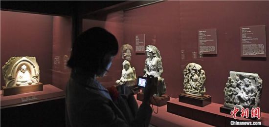 2018年8月，《平山郁夫的絲路世界——平山郁夫絲綢之路美術(shù)館文物展》在甘肅敦煌莫高窟開(kāi)展。中新社記者 楊艷敏 攝