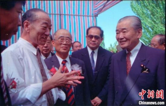 1994年8月，時(shí)任日本首相竹下登(右一)與時(shí)任敦煌研究院院長(zhǎng)段文杰在莫高窟親切交談。中新社發(fā) 婁婕 供圖
