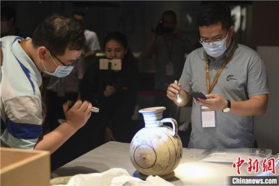 2020年6月，在長(zhǎng)沙博物館舉行“從地中海到中國(guó)：絲路寶藏——平山郁夫絲綢之路美術(shù)館藏文物展”前，專家開(kāi)箱鑒定文物。中新社記者 楊華峰 攝