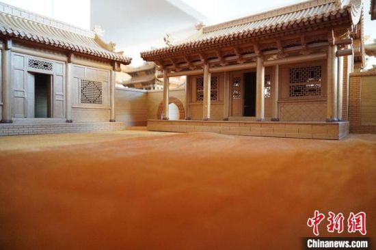 圖為微縮建筑蘭州四合院內(nèi)部結(jié)構(gòu)?！【琶赖┰?　攝