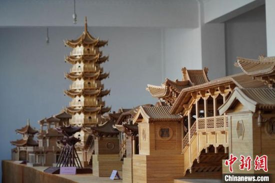 圖為古建筑模型制作技藝傳習(xí)所展廳內(nèi)的微縮古建筑作品?！【琶赖┰?　攝