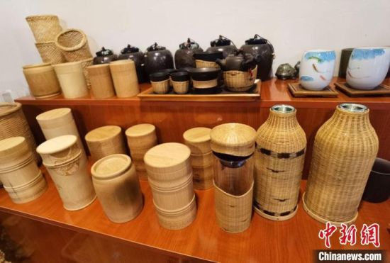圖為展陳的一件件精致可愛的竹編農(nóng)具工藝品?！●T志軍 攝