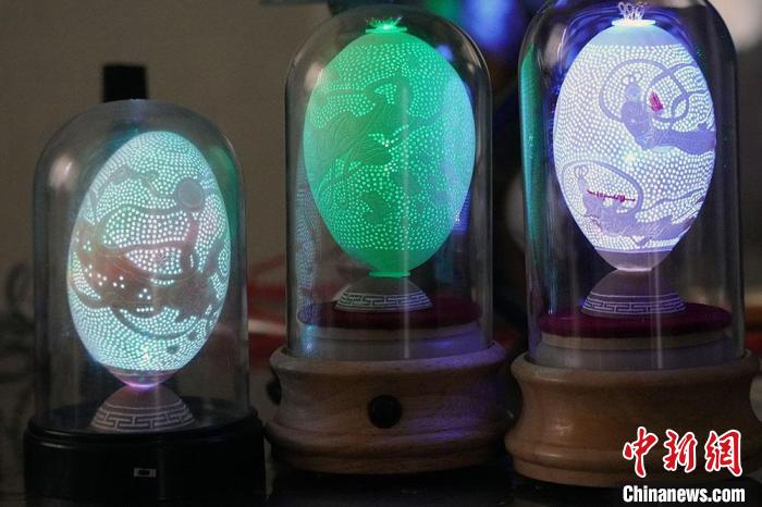 圖為以敦煌飛天為元素的蛋雕作品?！【琶赖ぴ?攝