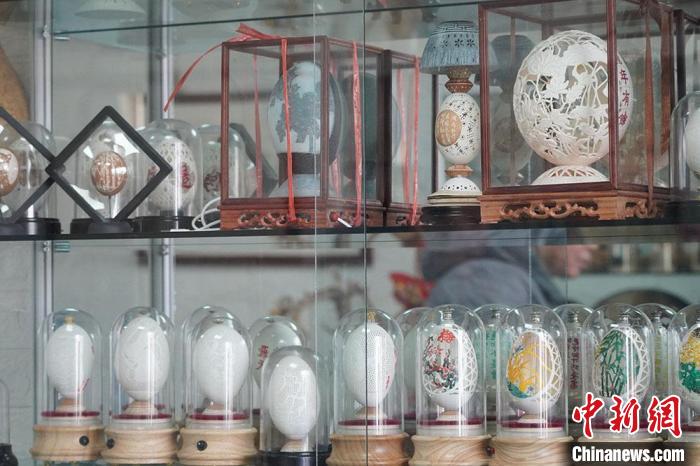 圖為吳義澤收藏柜內(nèi)的蛋雕作品?！【琶赖ぴ?攝