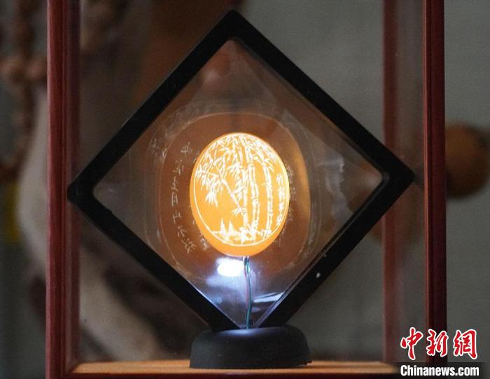 圖為吳義澤新包裝給蛋雕呈現(xiàn)立體感?！【琶赖ぴ?攝