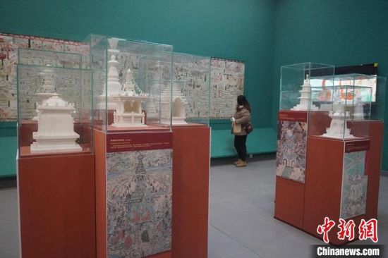 圖為觀眾欣賞數(shù)字復(fù)制壁畫?！【琶赖┰?攝