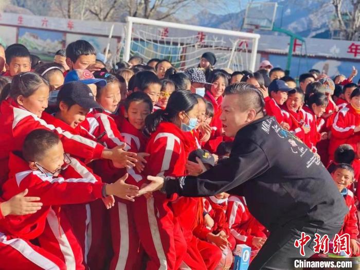 1月初，第五屆“街舞進藏鄉(xiāng)”公益助學活動在甘肅甘南結(jié)束，旨在讓藏族學子感受到街舞魅力。　陳善雄 攝