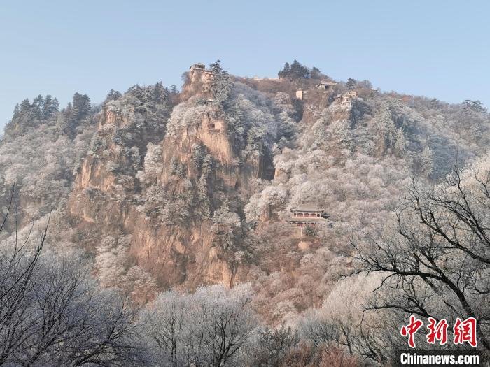 圖為崆峒山霧凇景色。　徐振華 攝