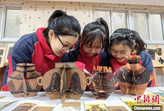 圖為學(xué)生用紙創(chuàng)作的立體彩陶。　劉玉桃 攝