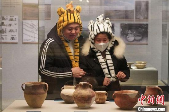 圖為市民戴虎頭帽在博物館內(nèi)參觀。九美旦增 攝