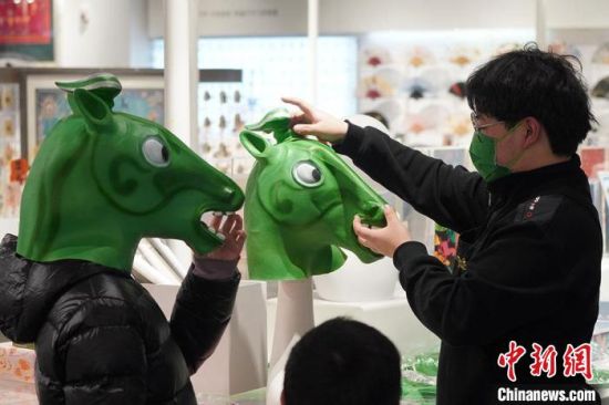 圖為“神馬來了”銅奔馬頭套?！【琶赖┰?攝