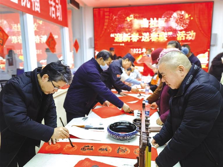 蘭州新區(qū)開展“墨香四溢送春聯(lián)·情暖文曲送祝?！被顒?>
        </a><em>蘭州新區(qū)開展“墨香四溢送春聯(lián)·情暖文曲送祝福”活動</em></li>
    <li><a  target=