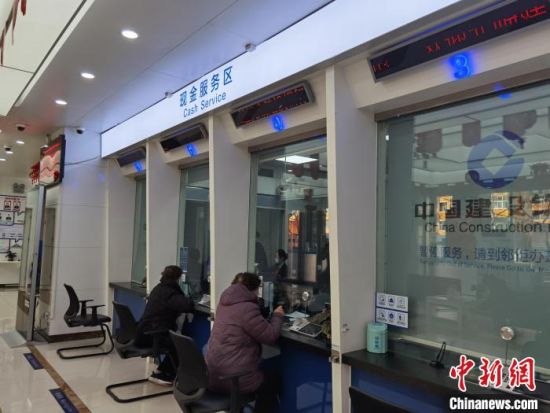 圖為蘭州市民在銀行兌換新鈔?！⌒煅?攝