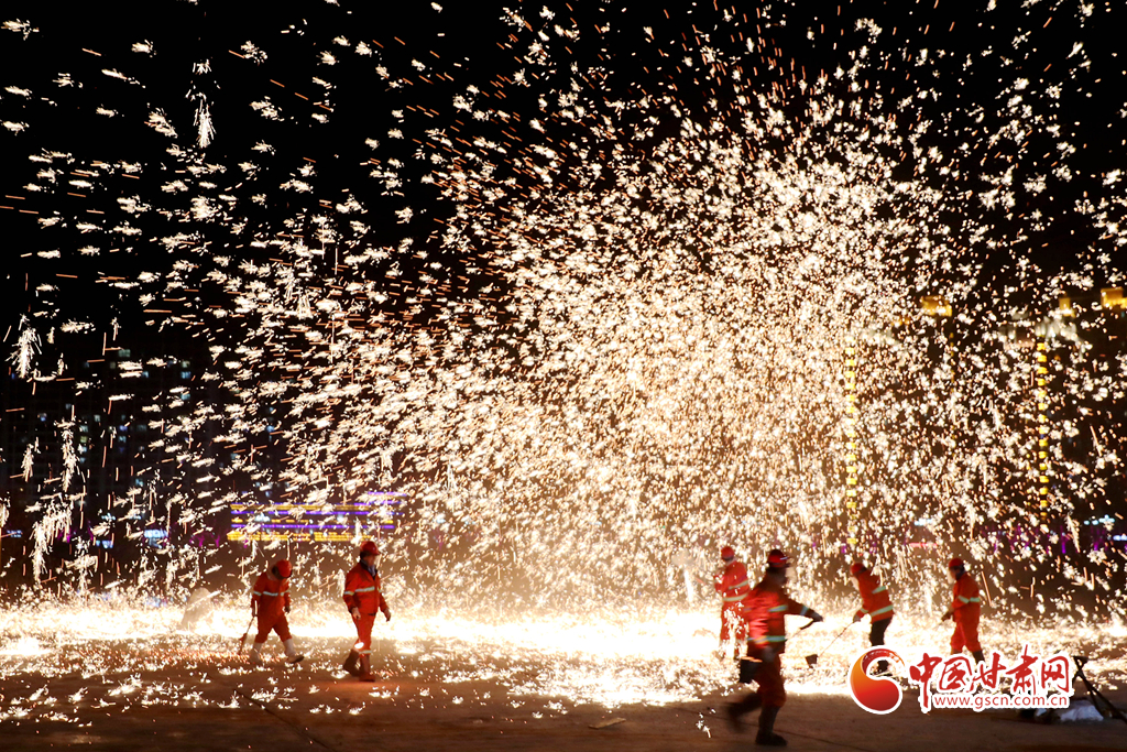 【隴拍客】炫彩奪目！非遺絕技永靖王氏“打鐵花”綻放夜空引關(guān)注