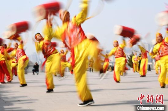 2019年2月19日，演員在黃河岸邊的蘭州水車博覽園內(nèi)進行太平鼓表演，歡慶元宵佳節(jié)。(資料圖) 　楊艷敏 攝