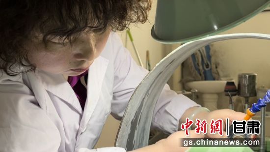 夜光杯制作學(xué)徒謝小琴坦言，雖工作枯燥，但是能夠掌握國家級非遺技藝是很自豪的。王牧雨 攝