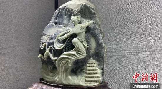 圖為李學(xué)平的玉雕作品。　高瑩 攝