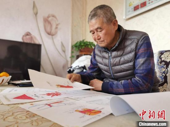 圖為陸鵬飛向記者展示多年帶隊的手寫筆記?！堟?攝