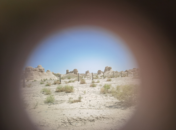 插圖2：透過河西走廊遺存的古陶片孔洞所見。攝影：陳曉斌。拍攝日期：2020年6月。