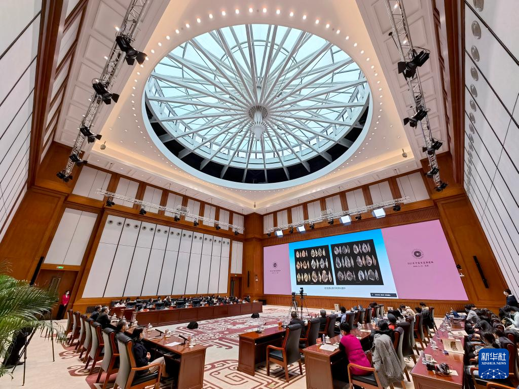 3月18日，“中國(guó)社會(huì)科學(xué)院考古學(xué)論壇·2021年中國(guó)考古新發(fā)現(xiàn)”進(jìn)行入選項(xiàng)目報(bào)告環(huán)節(jié)（手機(jī)照片）。