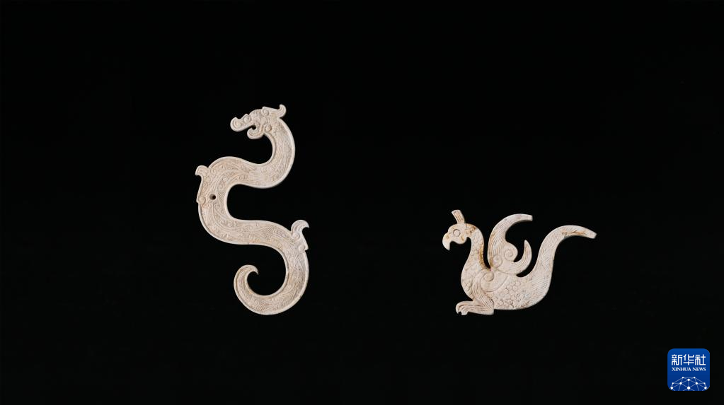 江西樟樹(shù)市國(guó)字山戰(zhàn)國(guó)墓葬出土玉龍、玉鳳（資料圖）。