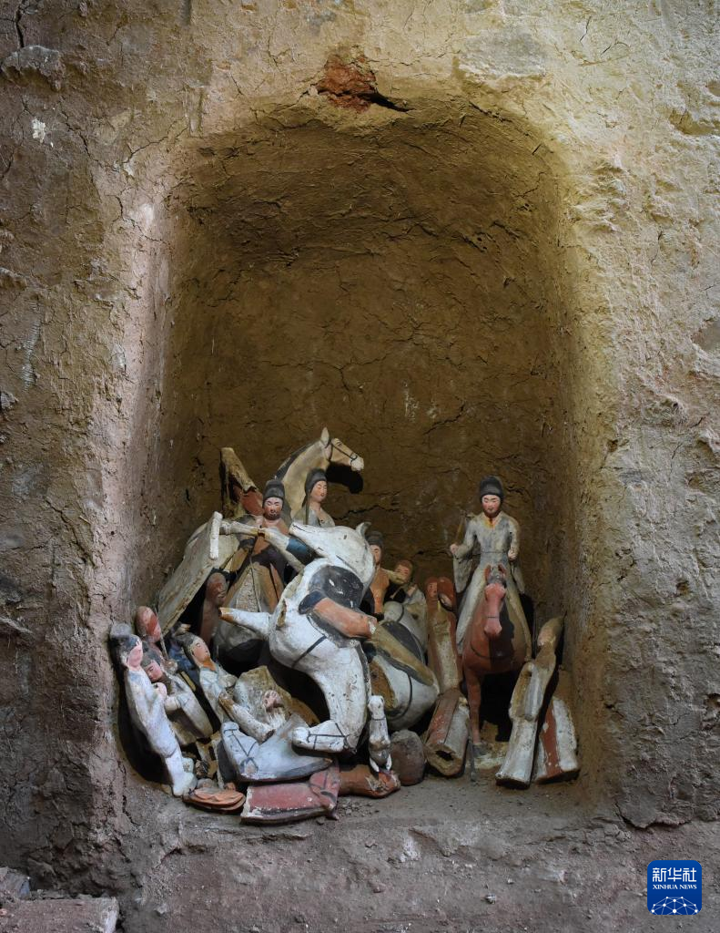 甘肅武威市唐代吐谷渾王族墓葬群慕容智墓墓道壁龕出土儀仗俑群（資料圖）。