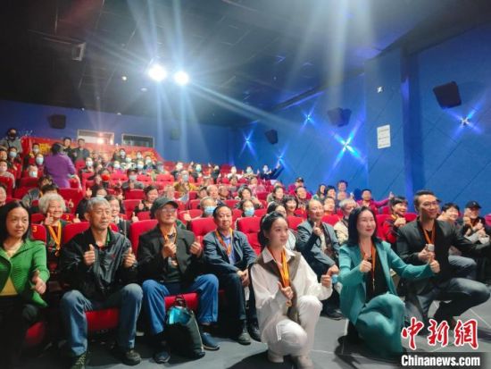 《浴血誓言》主創(chuàng)團(tuán)隊與到場的紅軍后代合影。　陳選斌 攝