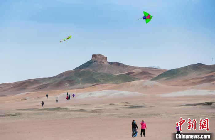 圖為市民正在陽關(guān)景區(qū)放風箏?！⊥醣筱y 攝