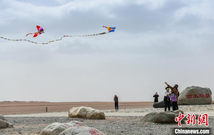 圖為市民正在陽關(guān)景區(qū)放風箏?！⊥醣筱y 攝