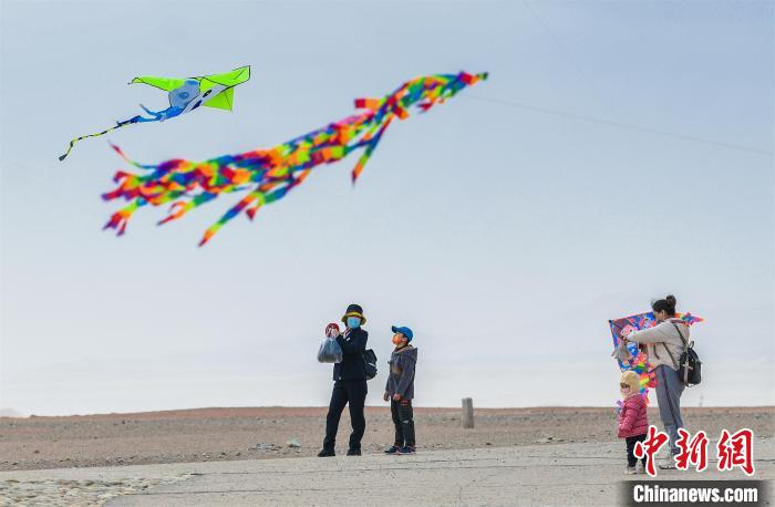 圖為孩童在父母的陪伴下放風箏。　王斌銀 攝