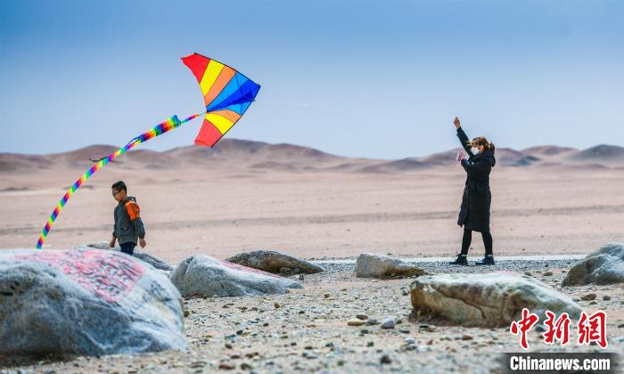 圖為市民正在陽關(guān)景區(qū)放風箏?！⊥醣筱y 攝