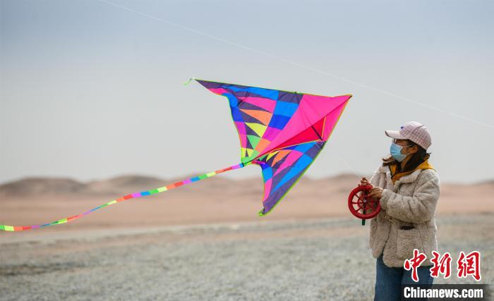 圖為市民正在陽關(guān)景區(qū)放風箏。　王斌銀 攝