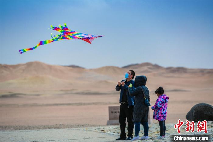 圖為市民正在陽關(guān)景區(qū)放風箏?！⊥醣筱y 攝