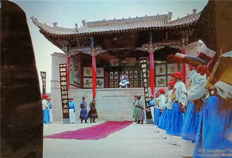 電影《新龍門(mén)客?！菲^之關(guān)城清代戲臺(tái)特寫(xiě)