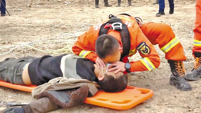 天水：消防員人工呼吸救回中毒農(nóng)民工 我們?yōu)槟泓c贊！