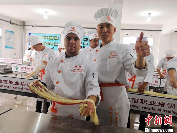圖為外國(guó)留學(xué)生學(xué)習(xí)牛肉面的制作。(資料圖) 史靜靜 攝