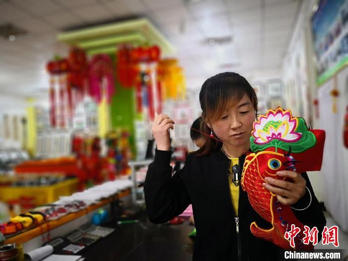 圖為“非遺”產(chǎn)品展示。(資料圖) 魏建軍 攝