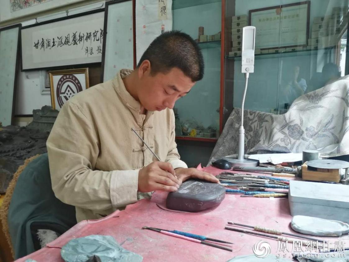 洮硯制作技藝第六代傳人、國家藝術基金資助青年藝術家、正高級洮硯雕刻藝術師李江平十年如一日專注于洮硯制作 圖源自網絡