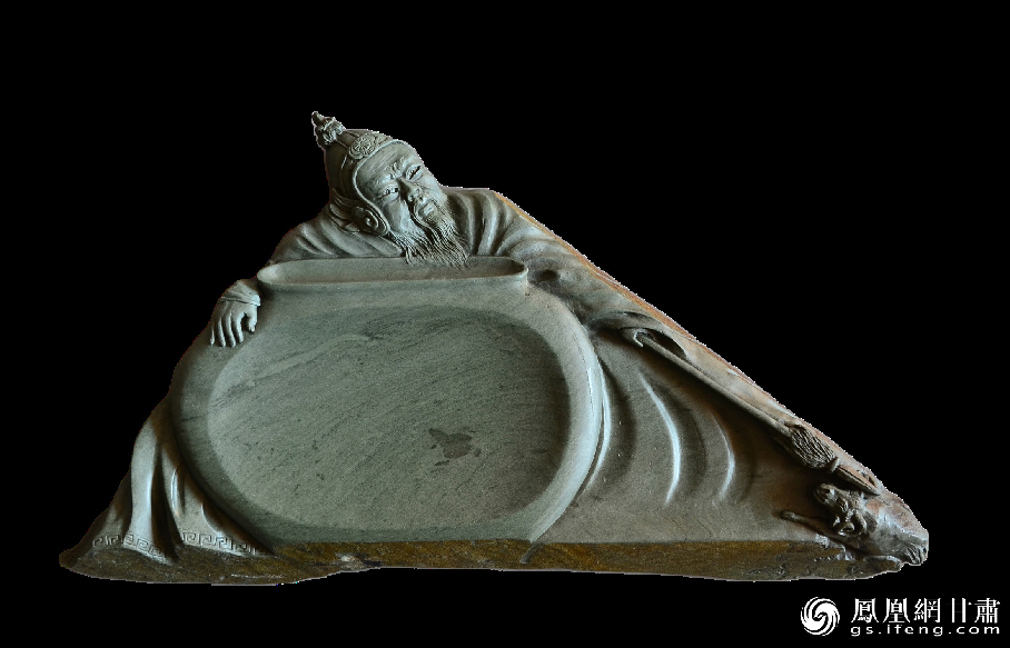 《醉臥沙場君莫笑》硯使王翰《涼州詞》中“醉臥沙場君莫笑，古來征戰(zhàn)幾人回？”的意境躍然硯臺之上。資料圖